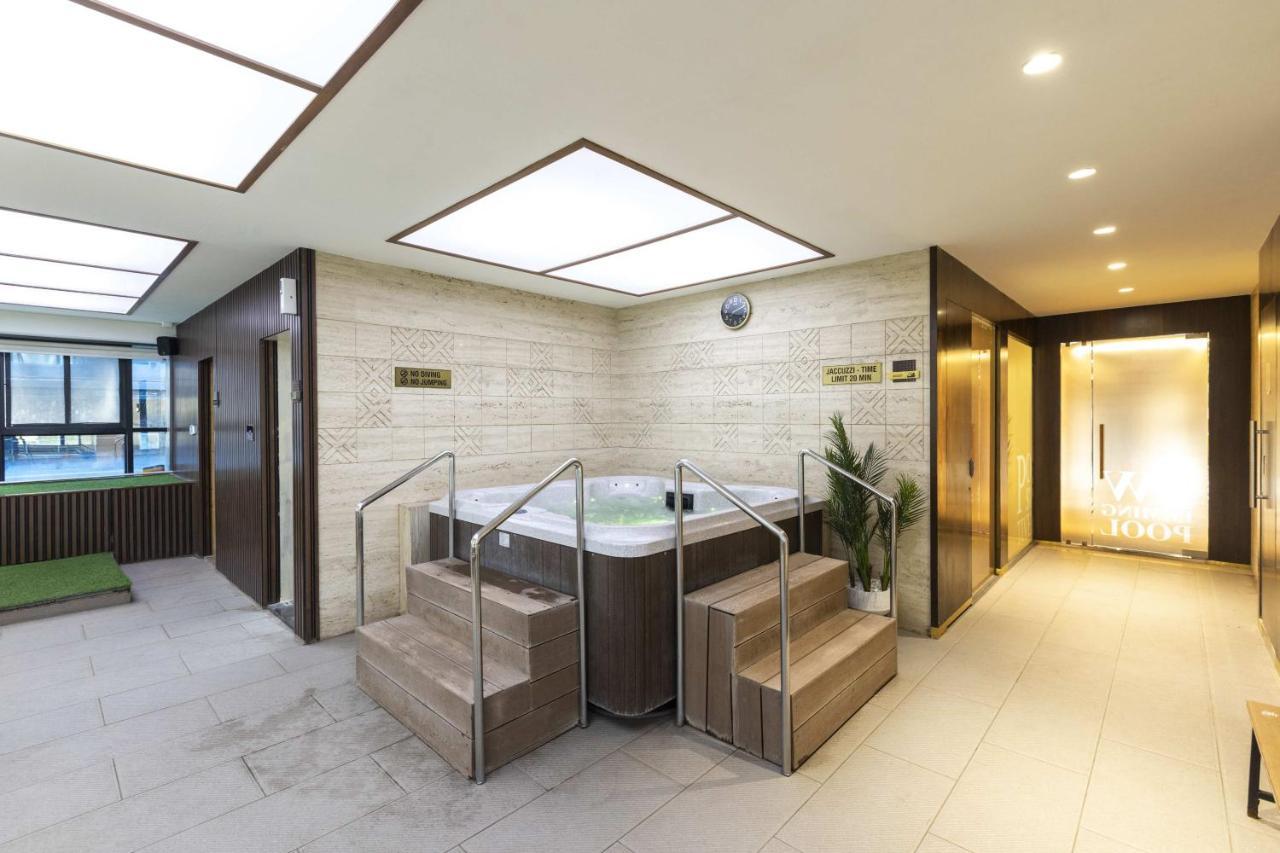 Ramee International Surat Hotel Exterior photo