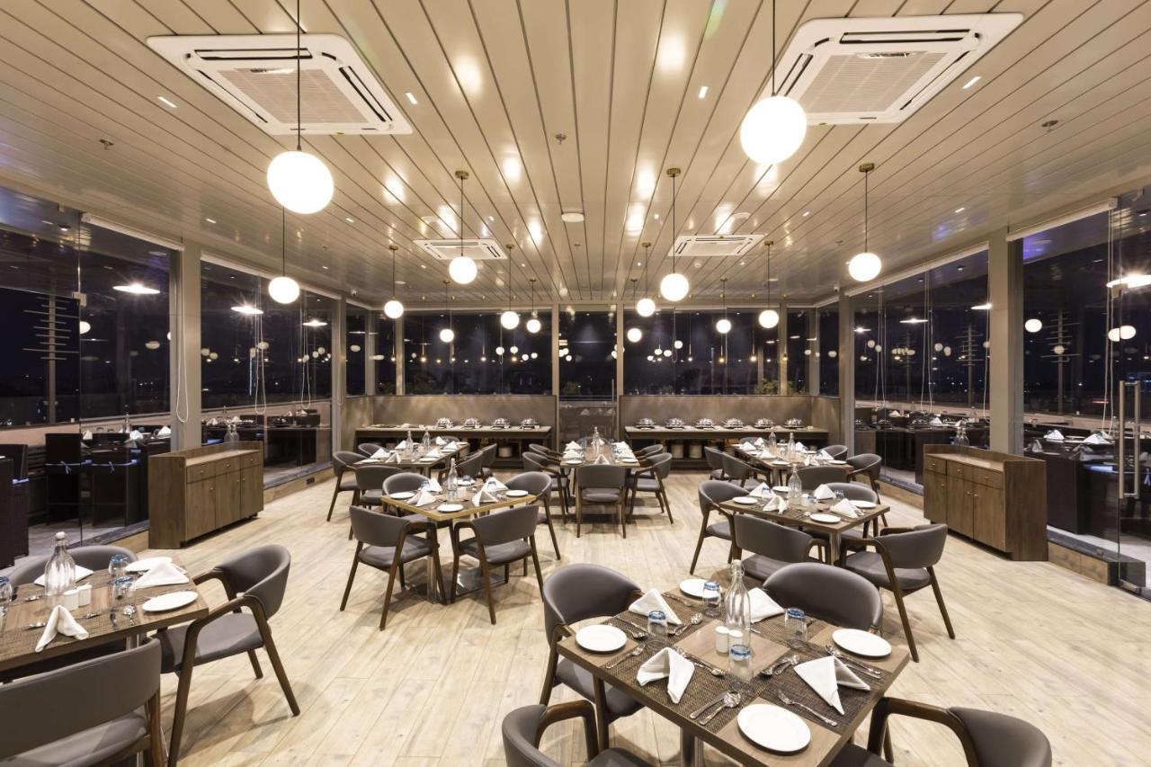 Ramee International Surat Hotel Exterior photo