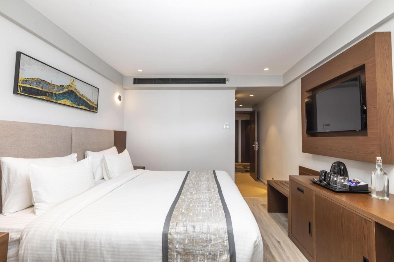 Ramee International Surat Hotel Exterior photo